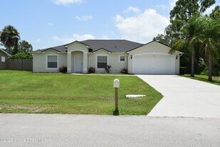 142 Brescia St NE in Palm Bay, FL - Building Photo