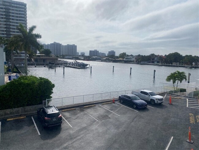 1913 S Ocean Dr in Hallandale Beach, FL - Foto de edificio - Building Photo