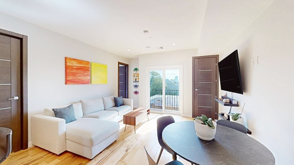 39 Lexington St in Boston, MA - Building Photo