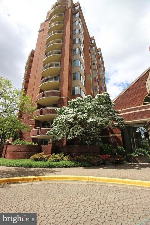 5800 Nicholson Ln in Rockville, MD - Building Photo