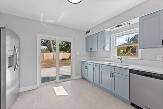 8737 N Tangerine Pl in Tampa, FL - Foto de edificio - Building Photo