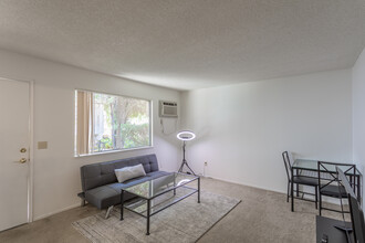 Sherwood and Forest Arms Apartments in Davis, CA - Building Photo - Interior Photo