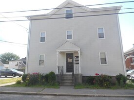 51 Union St in Warren, RI - Building Photo