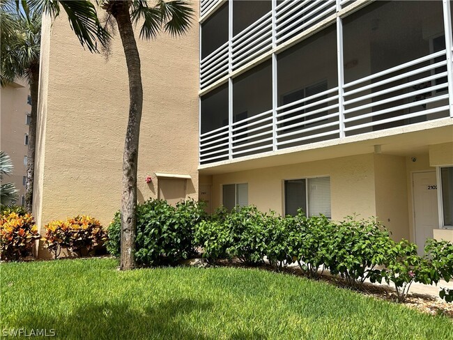 15191 Cedarwood Ln in Naples, FL - Building Photo - Building Photo