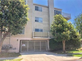 2500 E 4th St, Unit 204 in Long Beach, CA - Building Photo