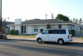 2114 E Almont Ave in Anaheim, CA - Building Photo - Building Photo