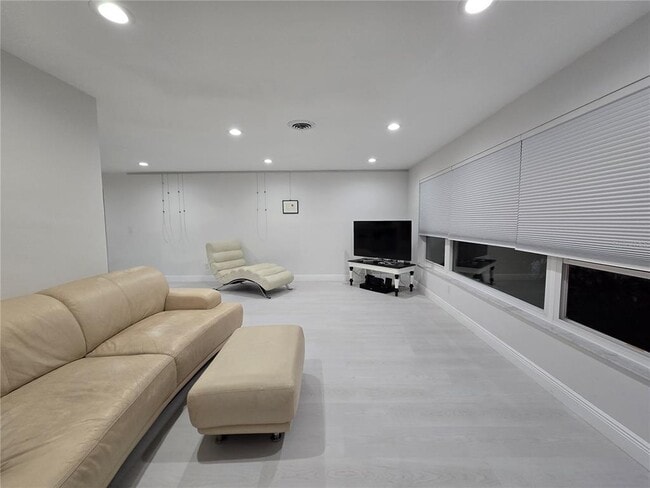 1028 Chinaberry Rd in Clearwater, FL - Building Photo - Building Photo