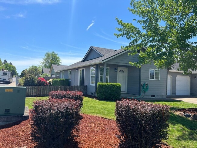 113 Blue Jay Loop in Creswell, OR - Building Photo - Building Photo