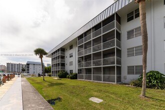 3551 NE 169th St in North Miami Beach, FL - Building Photo - Building Photo