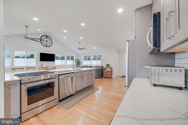 6812 Beechview Dr in Falls Church, VA - Foto de edificio - Building Photo