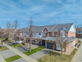 1219 Upper Village Dr in Mississauga, ON - Building Photo