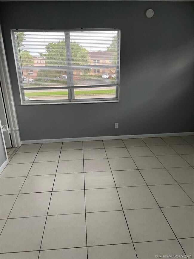 4103 Riverside Dr-Unit -1 in Coral Springs, FL - Foto de edificio - Building Photo