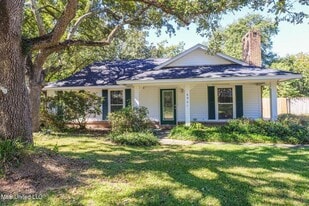 6941 Red Bud Ln in Ocean Springs, MS - Building Photo