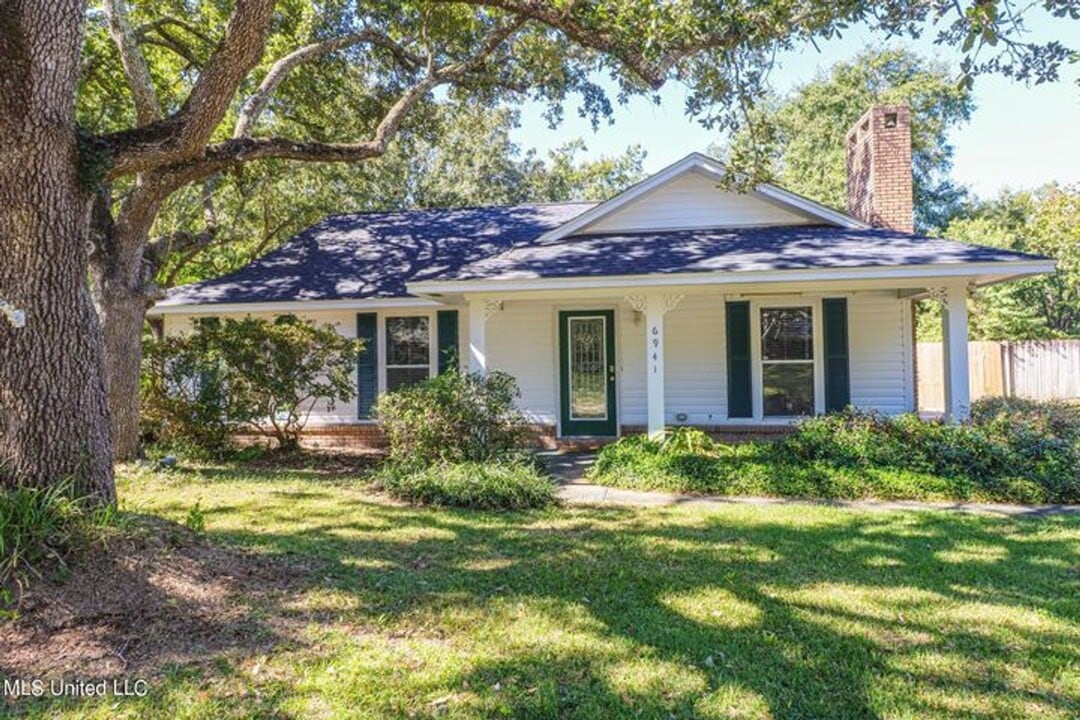 6941 Red Bud Ln in Ocean Springs, MS - Building Photo