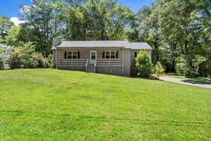 4035 Thames Dr in Kennesaw, GA - Building Photo