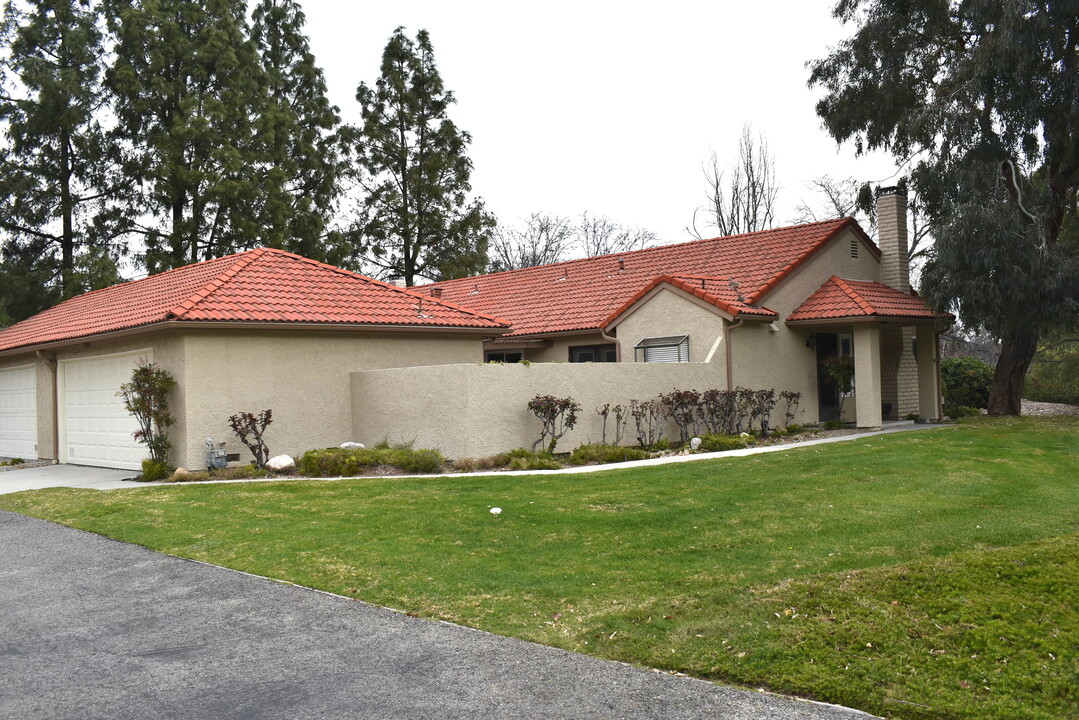 20081 Avenue of the Oaks in Santa Clarita, CA - Foto de edificio