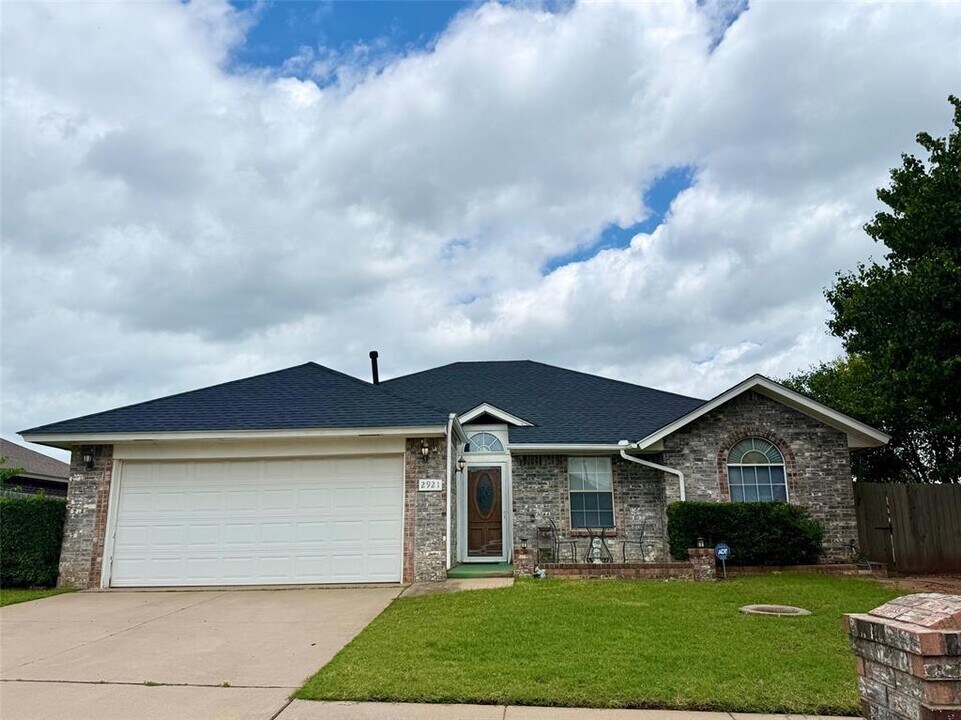 2921 Rockingham Dr in Norman, OK - Building Photo
