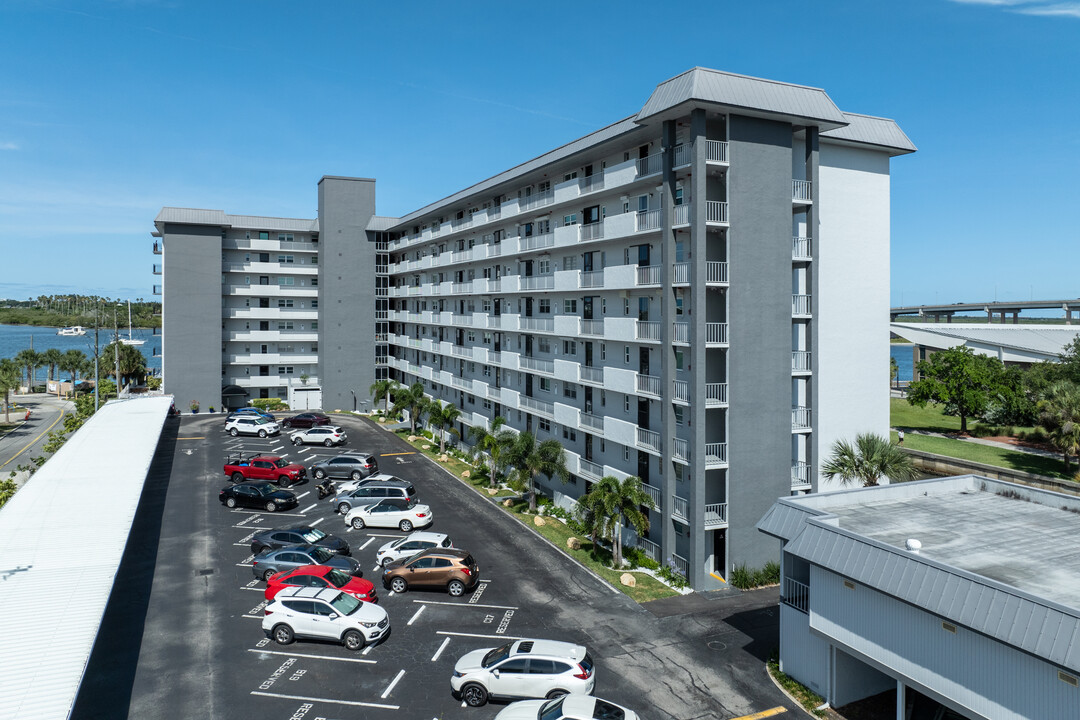 Captain's Quarters in New Smyrna Beach, FL - Building Photo