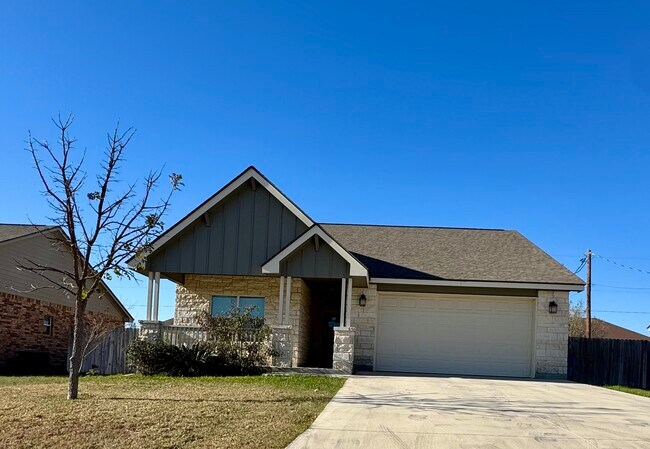 124 Parkcrest in Floresville, TX - Building Photo - Building Photo