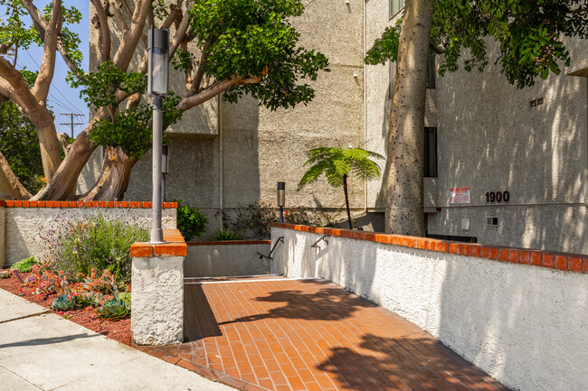 1900 Vine St in Los Angeles, CA - Foto de edificio - Building Photo