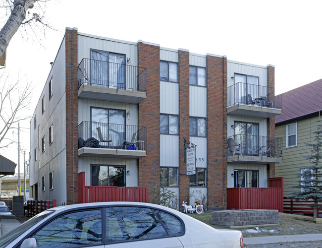 Merideth Manor in Calgary, AB - Building Photo - Primary Photo