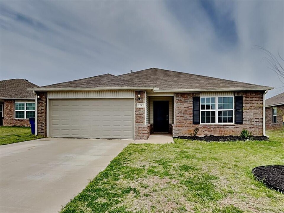 1705 Cambridge Row in The Village, OK - Building Photo