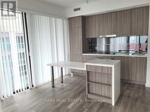 215 Queen St W in Toronto, ON - Building Photo - Building Photo