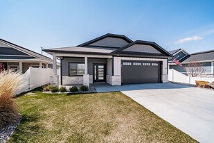 445 Glade Lp in Idaho Falls, ID - Building Photo