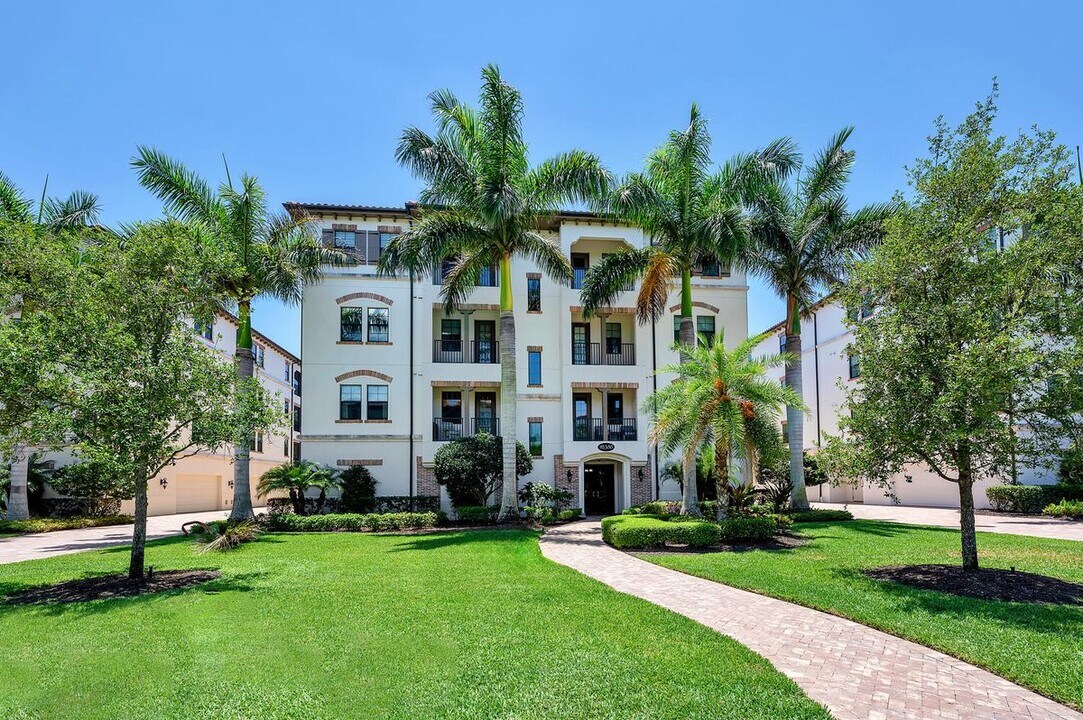 16386 Viansa Wy in Naples, FL - Building Photo