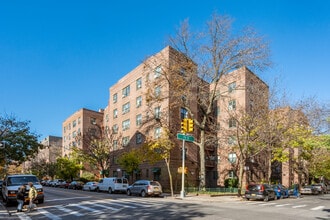 Dunolly Gardens in Jackson Heights, NY - Foto de edificio - Building Photo
