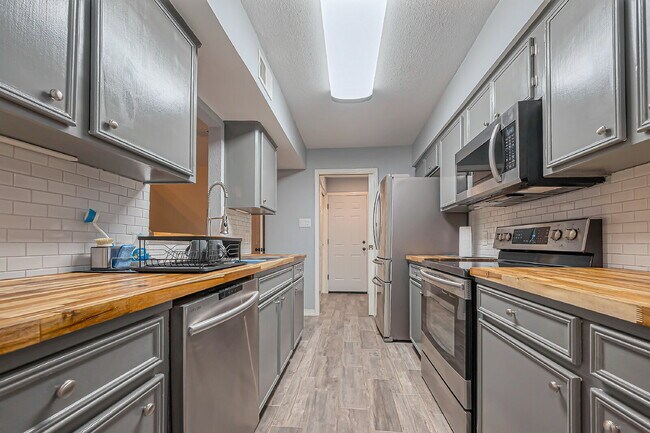 13905 Hollowgreen Dr in Houston, TX - Building Photo - Building Photo