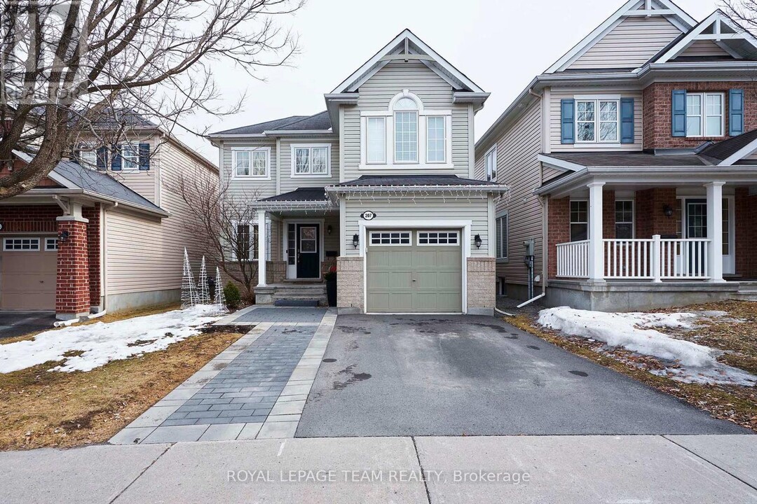 207 Burnaby Dr in Ottawa, ON - Building Photo