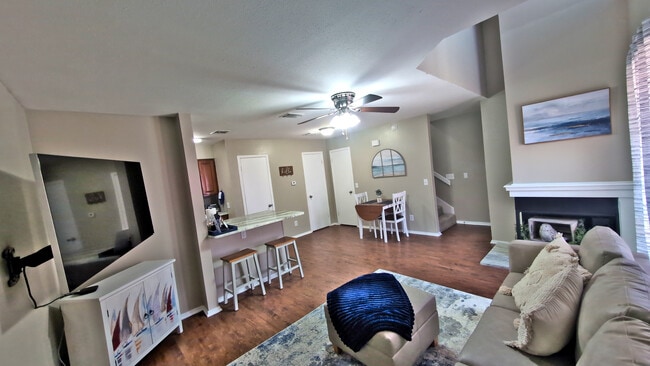 1305 W Villa Maria Rd, Unit E104 in Bryan, TX - Building Photo - Building Photo