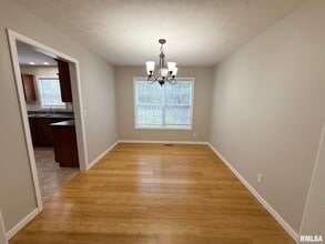 2119 W Miners Dr in Dunlap, IL - Building Photo - Building Photo
