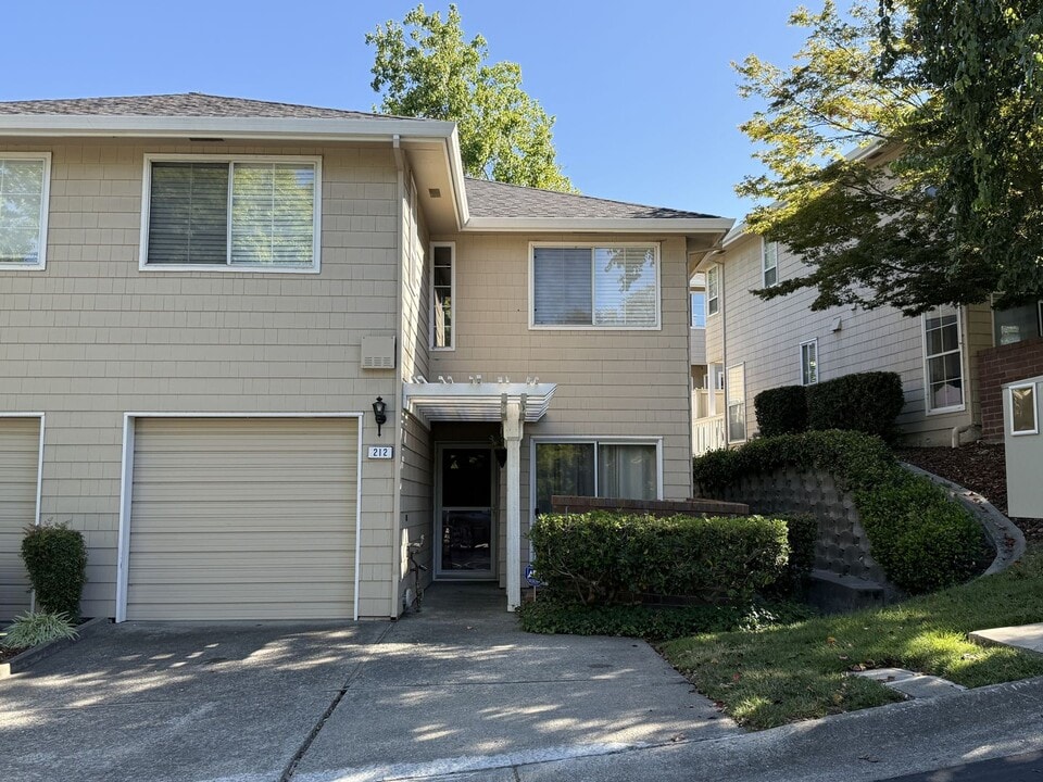 212 Pebblecreek Ct in Martinez, CA - Building Photo