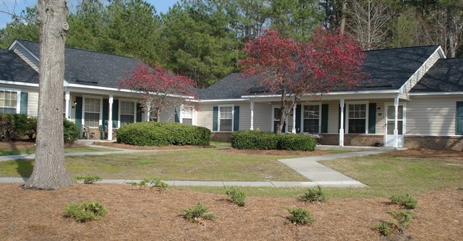 Pines Apartments in Rockingham, NC - Building Photo - Building Photo