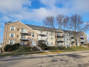 210 Omalley St in Waunakee, WI - Foto de edificio - Building Photo