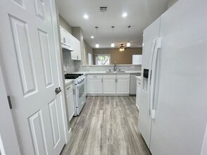 8635 Tomnitz Ave in Las Vegas, NV - Building Photo - Building Photo