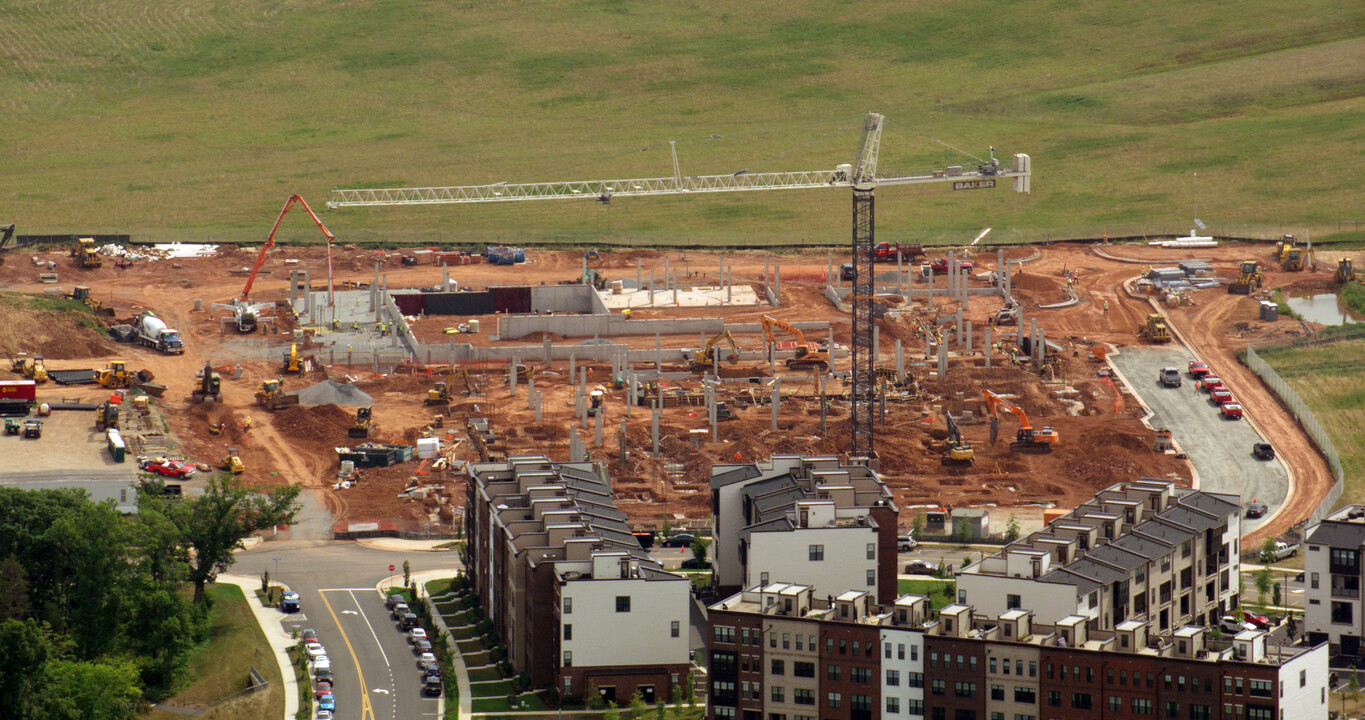 Aventon Moorefield in Ashburn, VA - Building Photo