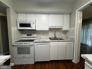 1775 Ivy Oak Square in Reston, VA - Foto de edificio - Building Photo