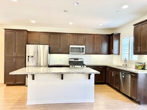561 Whalen Way in Oxnard, CA - Building Photo - Building Photo
