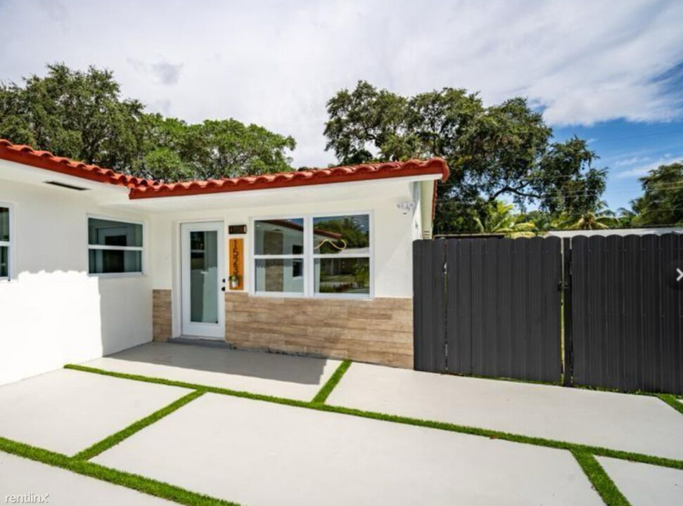 1523 NE 148th St in Miami, FL - Building Photo
