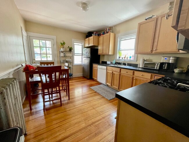 31 Leonard St, Unit 2 in Somerville, MA - Foto de edificio - Building Photo