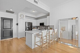 350 SE 2nd St, Unit 2960 in Fort Lauderdale, FL - Foto de edificio - Building Photo