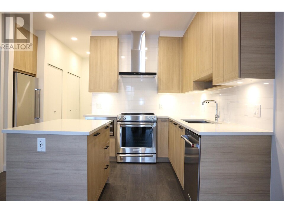 7133-7133 14th Ave in Burnaby, BC - Building Photo