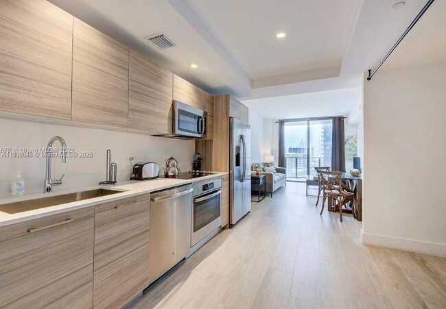 121 NE 34th St in Miami, FL - Building Photo - Building Photo