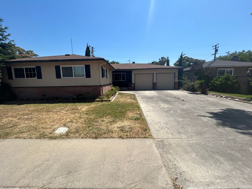 2114 Fremont Ave in Modesto, CA - Building Photo