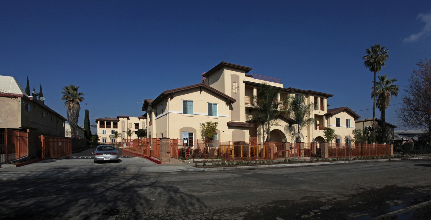 Montecito Terraces in Panorama City, CA - Foto de edificio