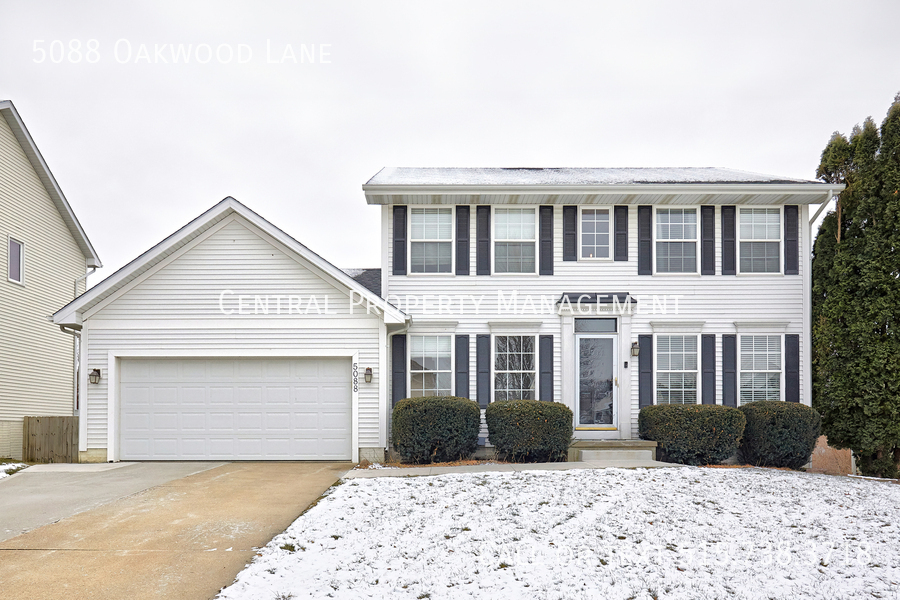 5088 Oakwood Ln in West Des Moines, IA - Building Photo