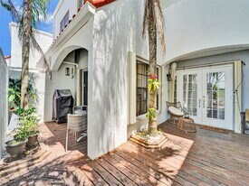 20940 Bay Ct in Miami, FL - Building Photo